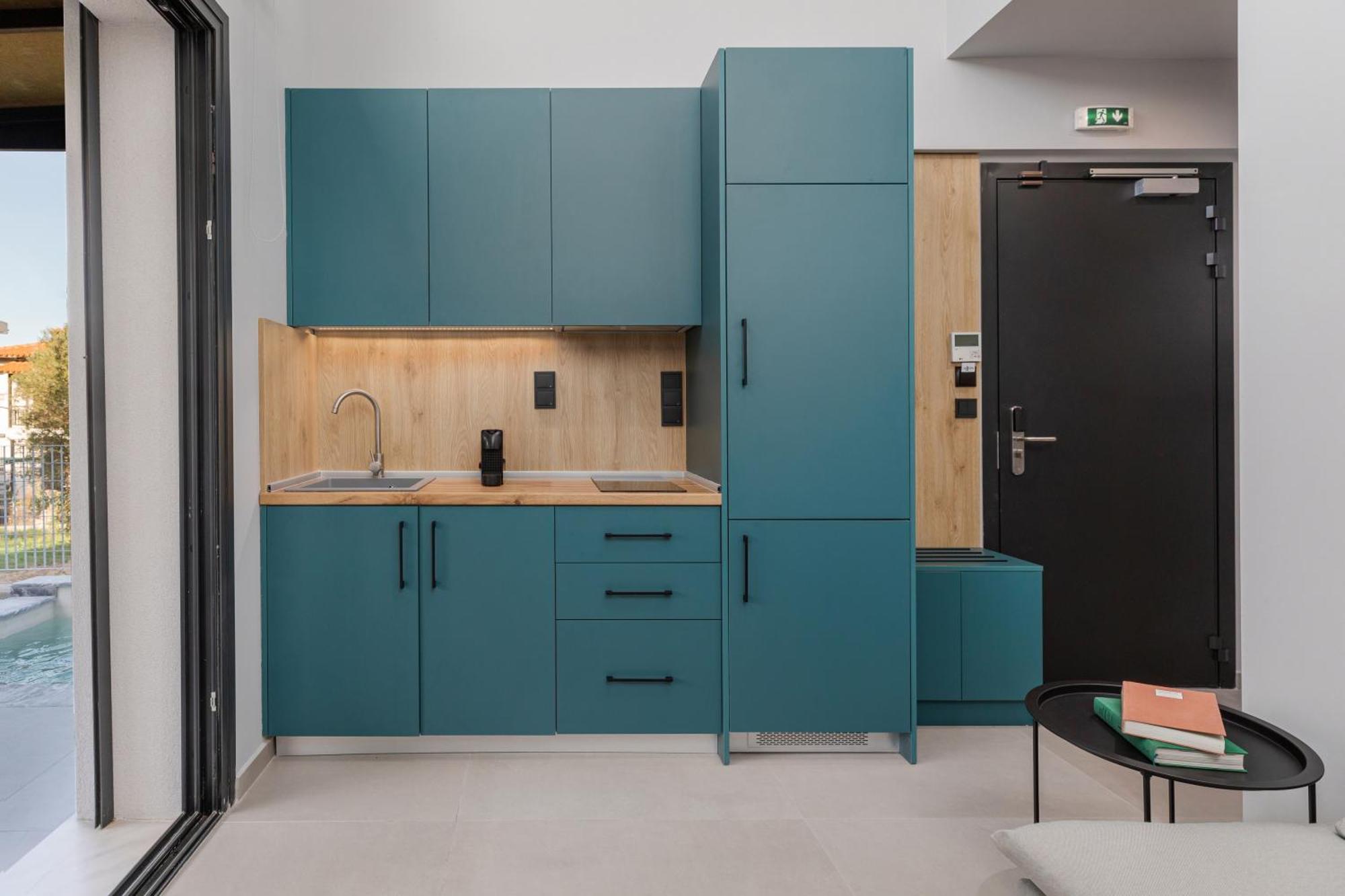 The 8 Apartment Polychrono