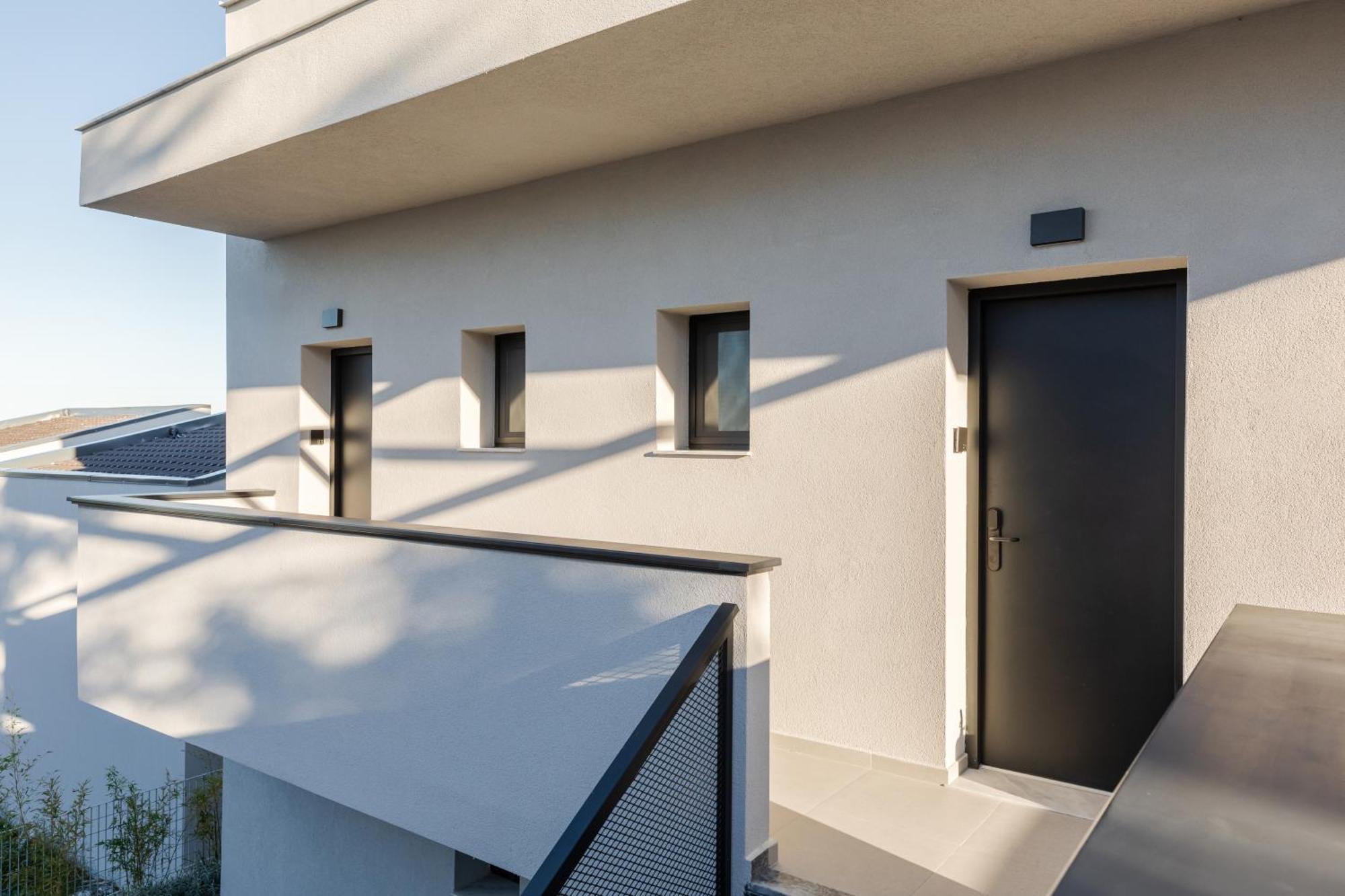 The 8 Apartment Polychrono